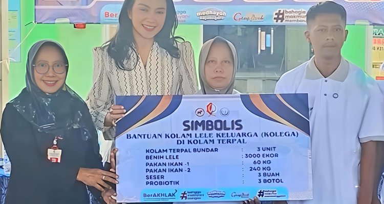 Ketua Komisi B DPRD Bojonegoro Sally Atyasasmi dan Kepala Disnakan Bojonegoro menyerahkan bantuan Program KOLEGA secara simbolis kepada penerima di Balai Desa Sumberrejo.
