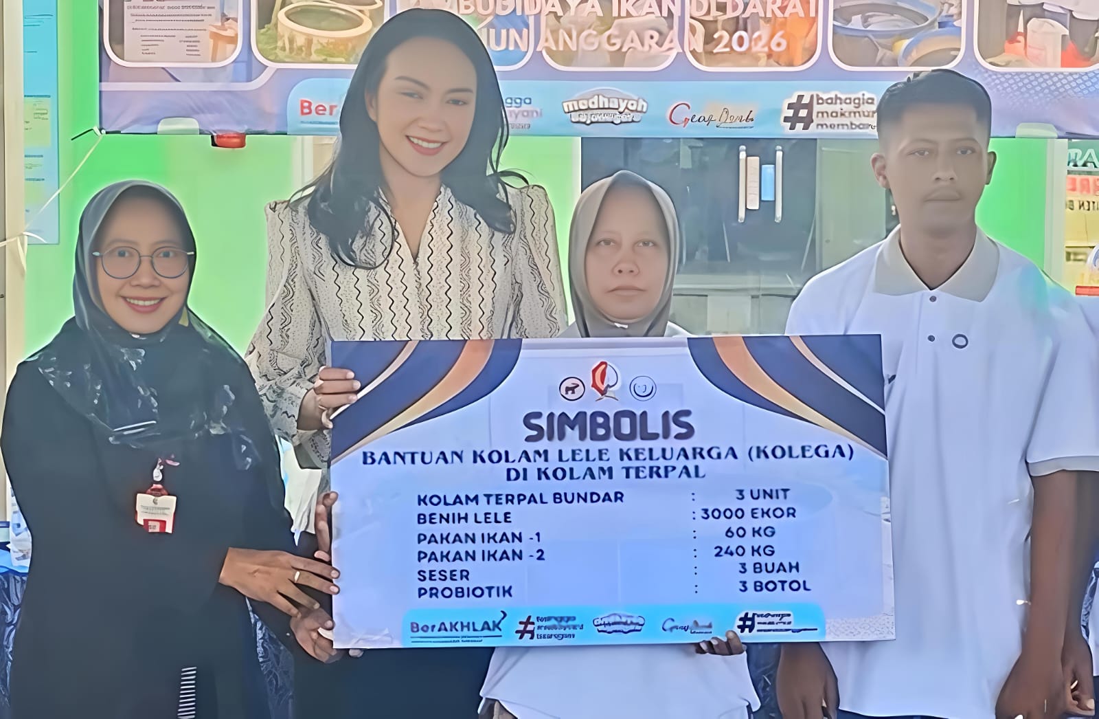 Ketua Komisi B DPRD Bojonegoro Sally Atyasasmi dan Kepala Disnakan Bojonegoro menyerahkan bantuan Program KOLEGA secara simbolis kepada penerima di Balai Desa Sumberrejo.