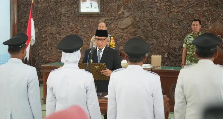 Bupati Setyo Wahono foto bersama lima Kepala Desa PAW Bojonegoro Tahun 2026.