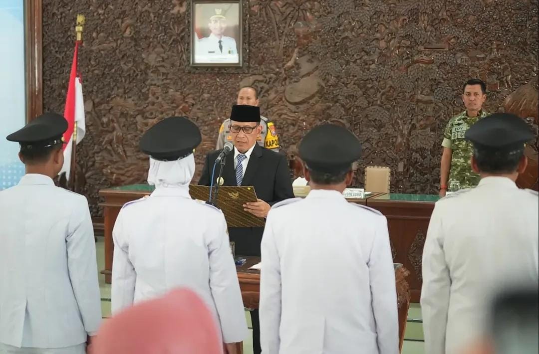 Bupati Setyo Wahono foto bersama lima Kepala Desa PAW Bojonegoro Tahun 2026.