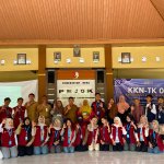 Foto bersama, Mahasiswa KKN TK 03 Universitas Bojonegoro bersama Dinas Ketahanan Pangan dan Pertanian Kabupaten Bojonegoro usai menggelar sosialisasi budidaya tanaman sereh di Desa Pejok, Kecamatan Kedungadem, Senin (20/7/2026).