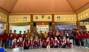 Foto bersama, Mahasiswa KKN TK 03 Universitas Bojonegoro bersama Dinas Ketahanan Pangan dan Pertanian Kabupaten Bojonegoro usai menggelar sosialisasi budidaya tanaman sereh di Desa Pejok, Kecamatan Kedungadem, Senin (20/7/2026).