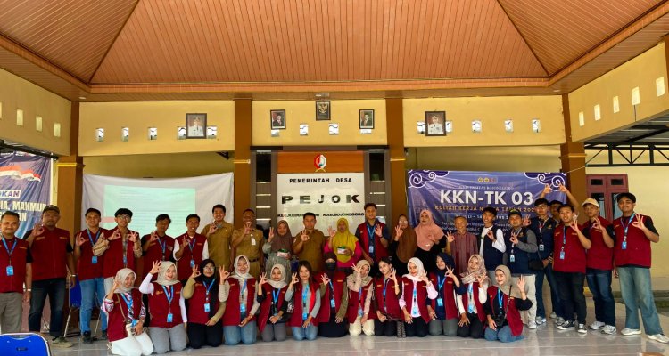 Foto bersama, Mahasiswa KKN TK 03 Universitas Bojonegoro bersama Dinas Ketahanan Pangan dan Pertanian Kabupaten Bojonegoro usai menggelar sosialisasi budidaya tanaman sereh di Desa Pejok, Kecamatan Kedungadem, Senin (20/7/2026).