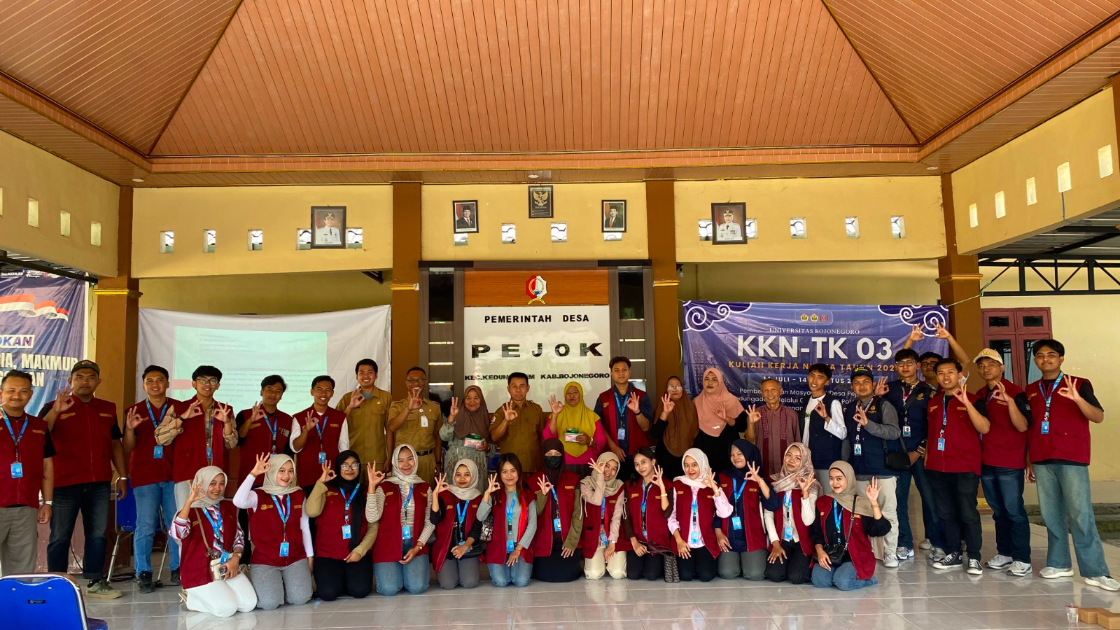 Foto bersama, Mahasiswa KKN TK 03 Universitas Bojonegoro bersama Dinas Ketahanan Pangan dan Pertanian Kabupaten Bojonegoro usai menggelar sosialisasi budidaya tanaman sereh di Desa Pejok, Kecamatan Kedungadem, Senin (20/7/2026).