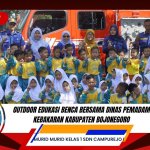 Petugas Dinas Pemadam Kebakaran dan Penyelamatan Kabupaten Bojonegoro berfoto bersama murid kelas 1 SDN Campurejo I, guru, dan wali murid usai kegiatan Outdoor Edukasi Bencana sebagai upaya mengenalkan mitigasi kebakaran sejak dini.
