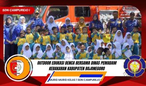 Petugas Dinas Pemadam Kebakaran dan Penyelamatan Kabupaten Bojonegoro berfoto bersama murid kelas 1 SDN Campurejo I, guru, dan wali murid usai kegiatan Outdoor Edukasi Bencana sebagai upaya mengenalkan mitigasi kebakaran sejak dini.