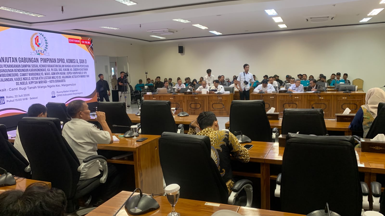 Audiensi DPRD Bojonegoro membahas hak masyarakat terdampak Bendungan Karangnongko.