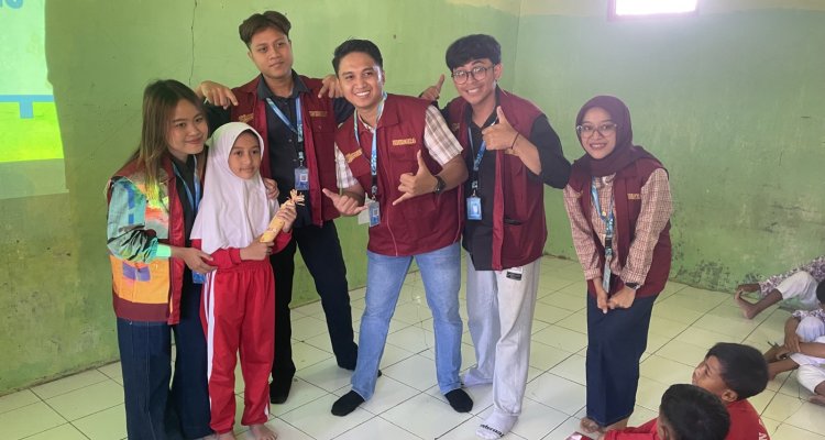 Mahasiswa KKN TK 03 Universitas Bojonegoro memberikan sosialisasi anti-bullying kepada siswa SD Negeri Pejok 1 di Kecamatan Kepohbaru.