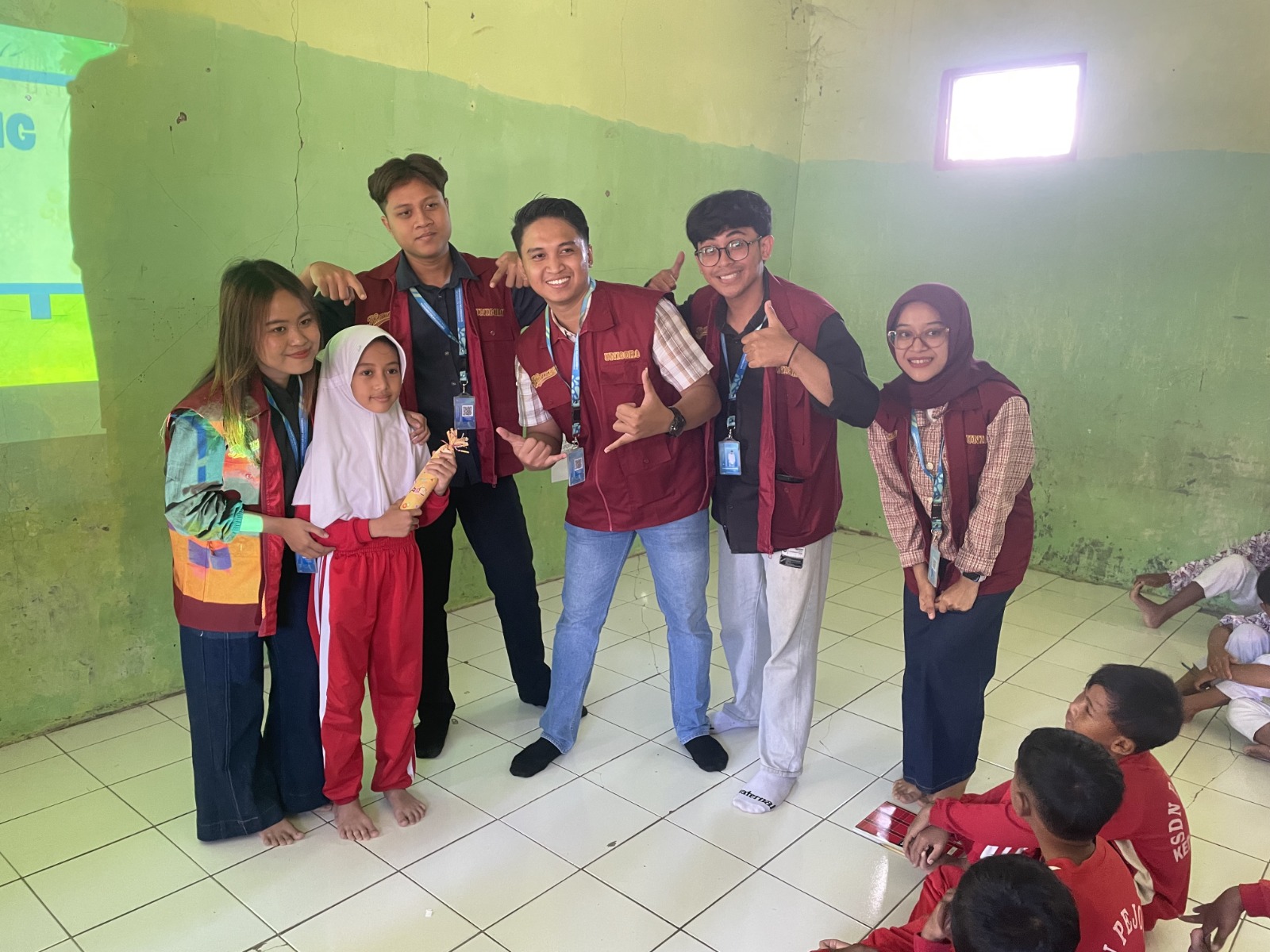 Mahasiswa KKN TK 03 Universitas Bojonegoro memberikan sosialisasi anti-bullying kepada siswa SD Negeri Pejok 1 di Kecamatan Kepohbaru.