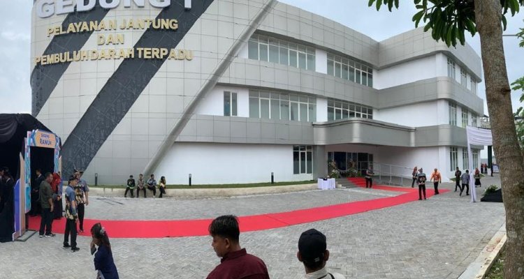 Gedung Pusat Layanan Jantung Terpadu RSUD dr. R. Sosodoro Djatikoesoemo Bojonegoro