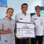 Foto: Bupati Bojonegoro Setyo Wahono (tengah) berfoto bersama Kepala Dinas Ketahanan Pangan dan Pertanian (DKPP) Bojonegoro Zainal Fanani (kanan) serta perwakilan penerima bantuan alat dan mesin pertanian usai penyerahan bantuan pascapanen Combine Harvester Besar yang bersumber dari APBN Tahun Anggaran 2026 di Bojonegoro, Kamis (23/7/2026). Bantuan tersebut disalurkan kepada Gapoktan Bangun Tani, Desa Sobontoro, Kecamatan Balen, sebagai upaya mendukung peningkatan produktivitas sektor pertanian.