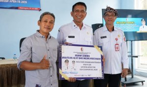 Foto: Bupati Bojonegoro Setyo Wahono (tengah) berfoto bersama Kepala Dinas Ketahanan Pangan dan Pertanian (DKPP) Bojonegoro Zainal Fanani (kanan) serta perwakilan penerima bantuan alat dan mesin pertanian usai penyerahan bantuan pascapanen Combine Harvester Besar yang bersumber dari APBN Tahun Anggaran 2026 di Bojonegoro, Kamis (23/7/2026). Bantuan tersebut disalurkan kepada Gapoktan Bangun Tani, Desa Sobontoro, Kecamatan Balen, sebagai upaya mendukung peningkatan produktivitas sektor pertanian.