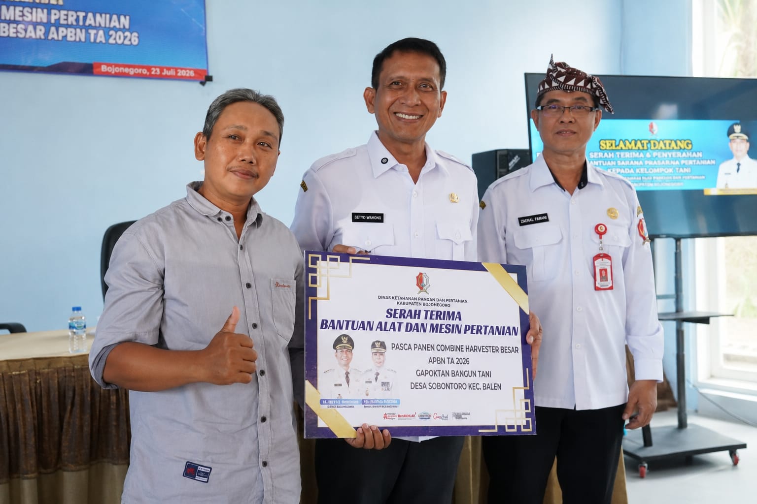 Foto: Bupati Bojonegoro Setyo Wahono (tengah) berfoto bersama Kepala Dinas Ketahanan Pangan dan Pertanian (DKPP) Bojonegoro Zainal Fanani (kanan) serta perwakilan penerima bantuan alat dan mesin pertanian usai penyerahan bantuan pascapanen Combine Harvester Besar yang bersumber dari APBN Tahun Anggaran 2026 di Bojonegoro, Kamis (23/7/2026). Bantuan tersebut disalurkan kepada Gapoktan Bangun Tani, Desa Sobontoro, Kecamatan Balen, sebagai upaya mendukung peningkatan produktivitas sektor pertanian.