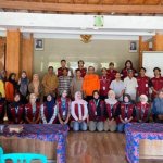 Kabid Rehabilitasi dan Rekonstruksi BPBD Kabupaten Bojonegoro, Aris, Foto bersama Mahasiswa KKN-TK Unigoro Kelompok 6 dan masyarakat usai Sosialisasi Manajemen Mitigasi Bencana Kekeringan yang diselenggarakan bekerja sama dengan BPBD Kabupaten Bojonegoro di Pendopo Praga Jenggala Bakti, Desa Kedungsari, Kecamatan Temayang. Jumat (24/7/2026).