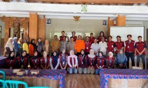 Kabid Rehabilitasi dan Rekonstruksi BPBD Kabupaten Bojonegoro, Aris, Foto bersama Mahasiswa KKN-TK Unigoro Kelompok 6 dan masyarakat usai Sosialisasi Manajemen Mitigasi Bencana Kekeringan yang diselenggarakan bekerja sama dengan BPBD Kabupaten Bojonegoro di Pendopo Praga Jenggala Bakti, Desa Kedungsari, Kecamatan Temayang. Jumat (24/7/2026).