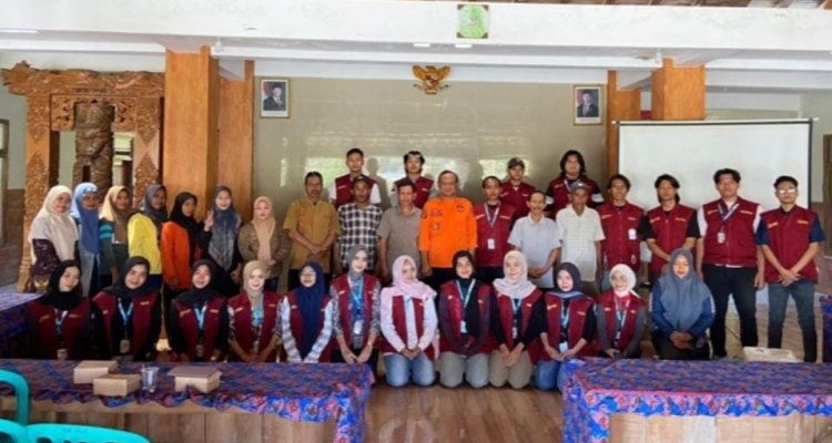 Kabid Rehabilitasi dan Rekonstruksi BPBD Kabupaten Bojonegoro, Aris, Foto bersama Mahasiswa KKN-TK Unigoro Kelompok 6 dan masyarakat usai Sosialisasi Manajemen Mitigasi Bencana Kekeringan yang diselenggarakan bekerja sama dengan BPBD Kabupaten Bojonegoro di Pendopo Praga Jenggala Bakti, Desa Kedungsari, Kecamatan Temayang. Jumat (24/7/2026).