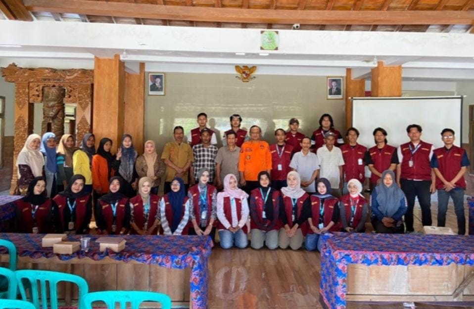 Kabid Rehabilitasi dan Rekonstruksi BPBD Kabupaten Bojonegoro, Aris, Foto bersama Mahasiswa KKN-TK Unigoro Kelompok 6 dan masyarakat usai Sosialisasi Manajemen Mitigasi Bencana Kekeringan yang diselenggarakan bekerja sama dengan BPBD Kabupaten Bojonegoro di Pendopo Praga Jenggala Bakti, Desa Kedungsari, Kecamatan Temayang. Jumat (24/7/2026).
