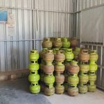 Warga mengantre membeli LPG bersubsidi 3 kilogram di salah satu pangkalan di Kabupaten Bojonegoro. Caption Foto