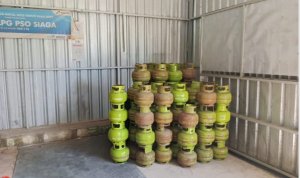 Foto istimewa Warga mengantre membeli LPG bersubsidi 3 kilogram di salah satu pangkalan di Kabupaten Bojonegoro. Caption Foto