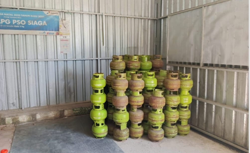 Warga mengantre membeli LPG bersubsidi 3 kilogram di salah satu pangkalan di Kabupaten Bojonegoro. Caption Foto