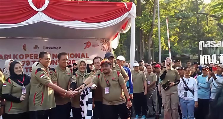 Ketua Dekopinda, Bupati, Wakil Bupati dan Forkopimda melepas 20 ribu peserta Jalan Sehat Harkopnas Bojonegoro.