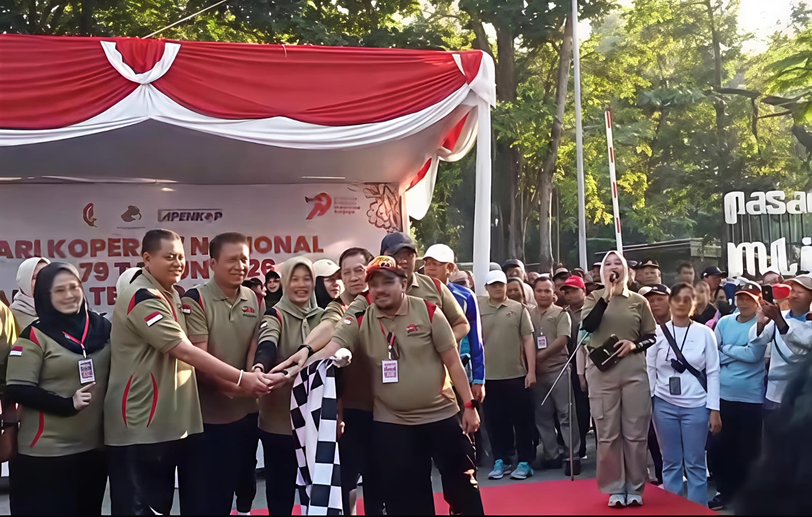 Ketua Dekopinda, Bupati, Wakil Bupati dan Forkopimda melepas 20 ribu peserta Jalan Sehat Harkopnas Bojonegoro.