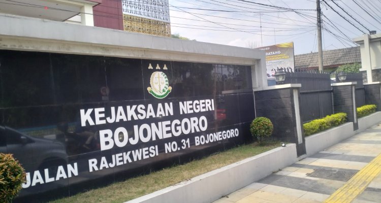 Warga Desa Mulyorejo Balen adukan kades ke kejaksaan negri bojonegoro