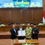 Pimpinan DPRD dan Bupati Bojonegoro menandatangani Nota Persetujuan Bersama Raperda