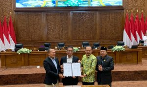 Pimpinan DPRD dan Bupati Bojonegoro menandatangani Nota Persetujuan Bersama Raperda