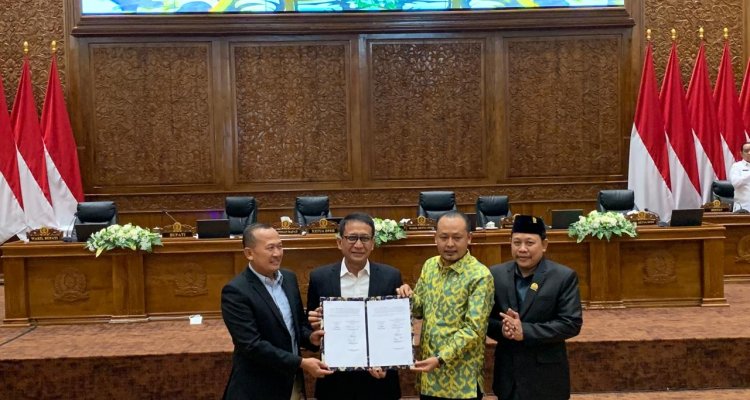 Pimpinan DPRD dan Bupati Bojonegoro menandatangani Nota Persetujuan Bersama Raperda