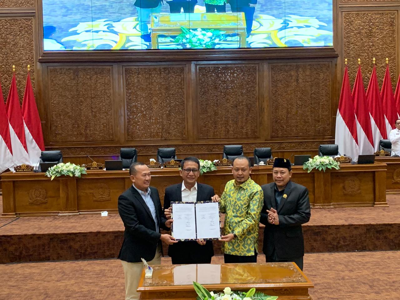 Pimpinan DPRD dan Bupati Bojonegoro menandatangani Nota Persetujuan Bersama Raperda