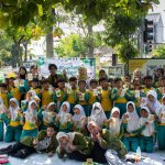 Mahasiswa KKN UPN Veteran Jawa Timur bersama siswa SDN Campurejo 1 dalam pelatihan eco print dan eco painting.