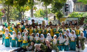 Foto istimewa newsbojonegoro.com Mahasiswa KKN UPN Veteran Jawa Timur bersama siswa SDN Campurejo 1 dalam pelatihan eco print dan eco painting.