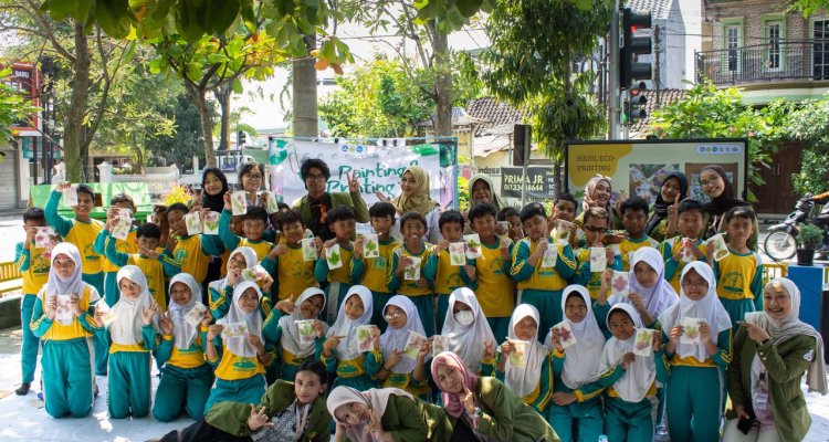 Mahasiswa KKN UPN Veteran Jawa Timur bersama siswa SDN Campurejo 1 dalam pelatihan eco print dan eco painting.