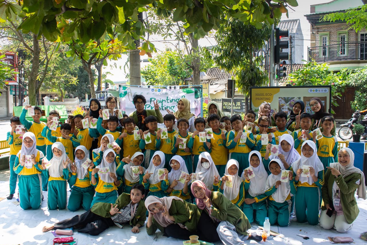 Mahasiswa KKN UPN Veteran Jawa Timur bersama siswa SDN Campurejo 1 dalam pelatihan eco print dan eco painting.