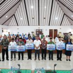 Bupati Setyo Wahono menyerahkan hibah kepada organisasi kemasyarakatan di Bojonegoro tahun 2026.