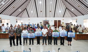 Bupati Setyo Wahono menyerahkan hibah kepada organisasi kemasyarakatan di Bojonegoro tahun 2026.