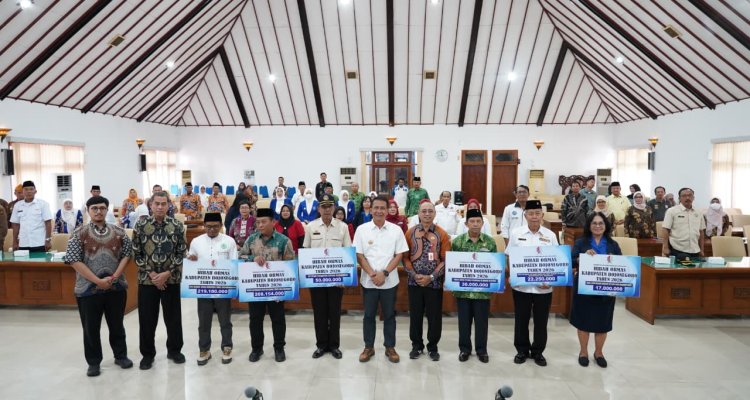 Bupati Setyo Wahono menyerahkan hibah kepada organisasi kemasyarakatan di Bojonegoro tahun 2026.