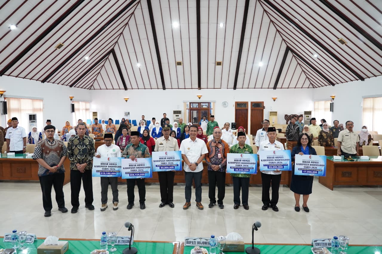 Bupati Setyo Wahono menyerahkan hibah kepada organisasi kemasyarakatan di Bojonegoro tahun 2026.