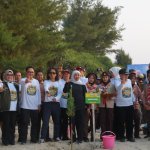 Gubernur Jawa Timur Khofifah Indar Parawansa foto bersama Bupati Tuban Aditya Halindra Faridzky, Kaka Slank, dan jajaran PLN menghadiri Festival Mangrove Jawa Timur ke-10 di Pantai Panduri, Kecamatan Jenu, Kabupaten Tuban, Rabu (29/7/2026).