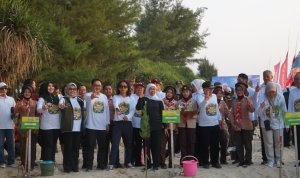 Foto istimewa newsbojonegoro.com Gubernur Jawa Timur Khofifah Indar Parawansa foto bersama Bupati Tuban Aditya Halindra Faridzky, Kaka Slank, dan jajaran PLN menghadiri Festival Mangrove Jawa Timur ke-10 di Pantai Panduri, Kecamatan Jenu, Kabupaten Tuban, Rabu (29/7/2026).
