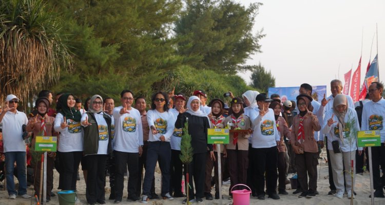 Gubernur Jawa Timur Khofifah Indar Parawansa foto bersama Bupati Tuban Aditya Halindra Faridzky, Kaka Slank, dan jajaran PLN menghadiri Festival Mangrove Jawa Timur ke-10 di Pantai Panduri, Kecamatan Jenu, Kabupaten Tuban, Rabu (29/7/2026).