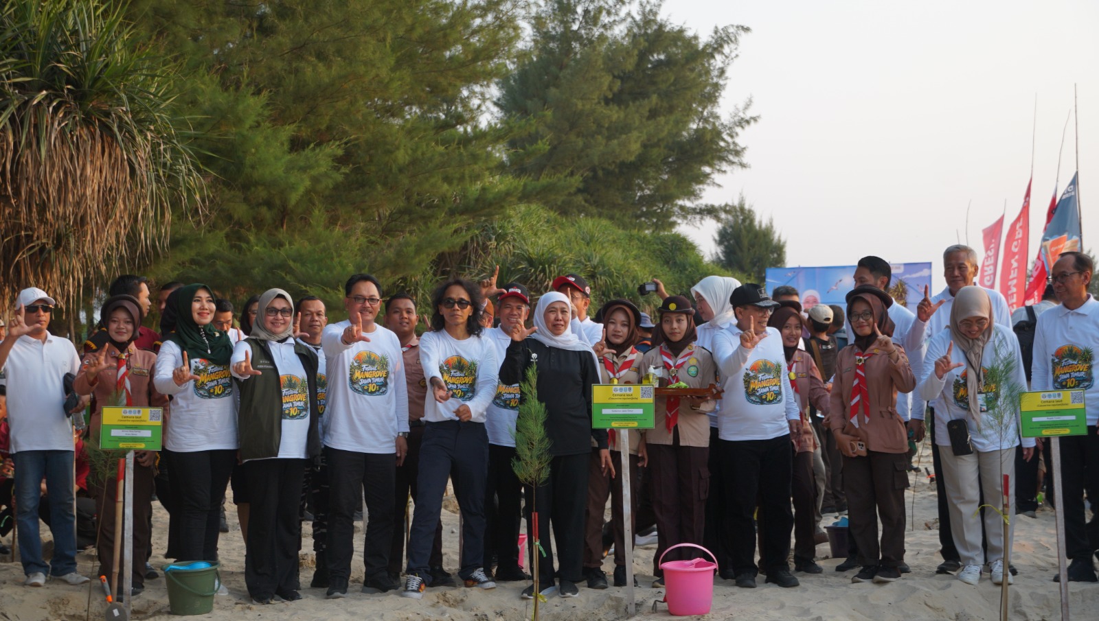 Gubernur Jawa Timur Khofifah Indar Parawansa foto bersama Bupati Tuban Aditya Halindra Faridzky, Kaka Slank, dan jajaran PLN menghadiri Festival Mangrove Jawa Timur ke-10 di Pantai Panduri, Kecamatan Jenu, Kabupaten Tuban, Rabu (29/7/2026).
