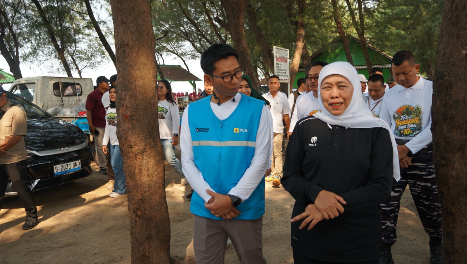 Manager PLN UP3 Bojonegoro Danang Setiawan mendampingi Gubernur Jawa Timur Khofifah Indar Parawansa dalam rangkaian Festival Mangrove Jawa Timur ke-10 di Pantai Panduri, Kabupaten Tuban, Rabu (29/7/2026).
