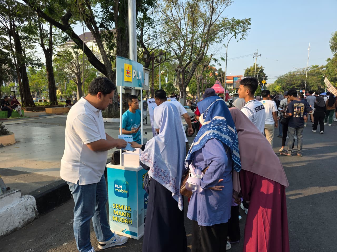 Petugas PLN UP3 Bojonegoro memberikan sosialisasi Promo Tambah Daya Diskon 50 Persen kepada masyarakat saat kegiatan Car Free Day di Bojonegoro sebagai bagian dari peringatan Dirgahayu Indonesia.