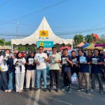 Foto bersama. Petugas PLN UP3 Bojonegoro usai memberikan sosialisasi Promo Tambah Daya Diskon 50 Persen kepada masyarakat saat kegiatan Car Free Day di Bojonegoro sebagai bagian dari peringatan Dirgahayu Indonesia.