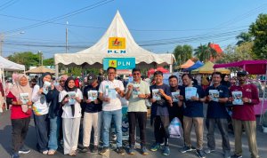 Foto istimewa newsbojonegoro.com Foto bersama. Petugas PLN UP3 Bojonegoro usai memberikan sosialisasi Promo Tambah Daya Diskon 50 Persen kepada masyarakat saat kegiatan Car Free Day di Bojonegoro sebagai bagian dari peringatan Dirgahayu Indonesia.