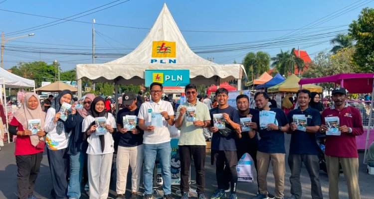Foto bersama. Petugas PLN UP3 Bojonegoro usai memberikan sosialisasi Promo Tambah Daya Diskon 50 Persen kepada masyarakat saat kegiatan Car Free Day di Bojonegoro sebagai bagian dari peringatan Dirgahayu Indonesia.