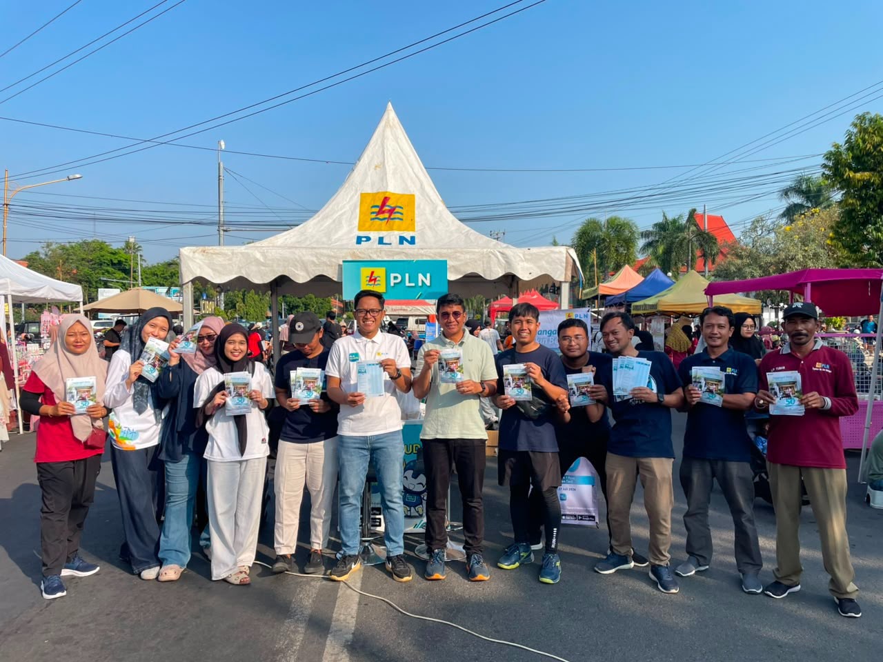 Foto bersama. Petugas PLN UP3 Bojonegoro usai memberikan sosialisasi Promo Tambah Daya Diskon 50 Persen kepada masyarakat saat kegiatan Car Free Day di Bojonegoro sebagai bagian dari peringatan Dirgahayu Indonesia.