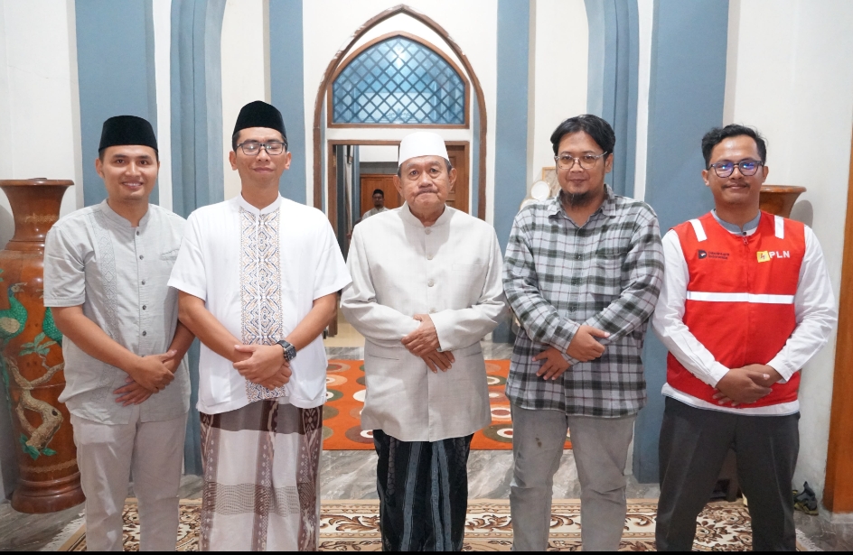 Manager PLN UP3 Bojonegoro Danang Setiawan bersama jajaran PLN dan Pengasuh Pondok Pesantren Langitan saat melakukan koordinasi terkait kesiapan pasokan listrik untuk mendukung kelancaran pelaksanaan Haul ke-56 dan ke-174 Pondok Pesantren Langitan di Kecamatan Widang, Kabupaten Tuban.